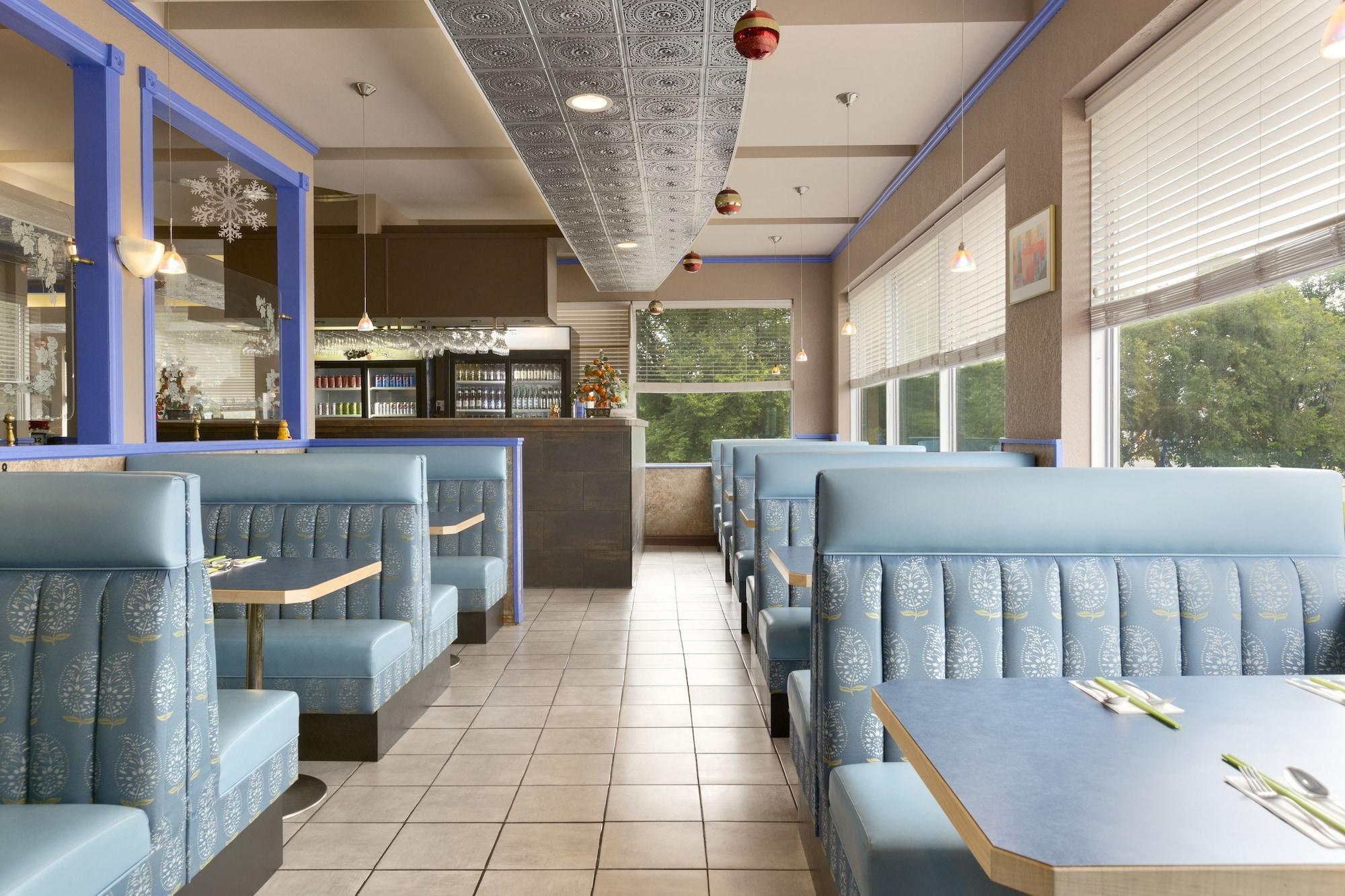Colonial Square Inn & Suites Σασκάτουν Εξωτερικό φωτογραφία