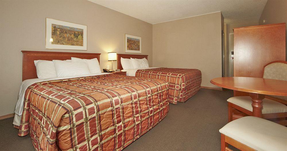 Colonial Square Inn & Suites Σασκάτουν Εξωτερικό φωτογραφία