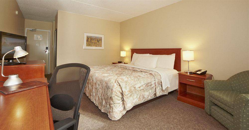 Colonial Square Inn & Suites Σασκάτουν Εξωτερικό φωτογραφία