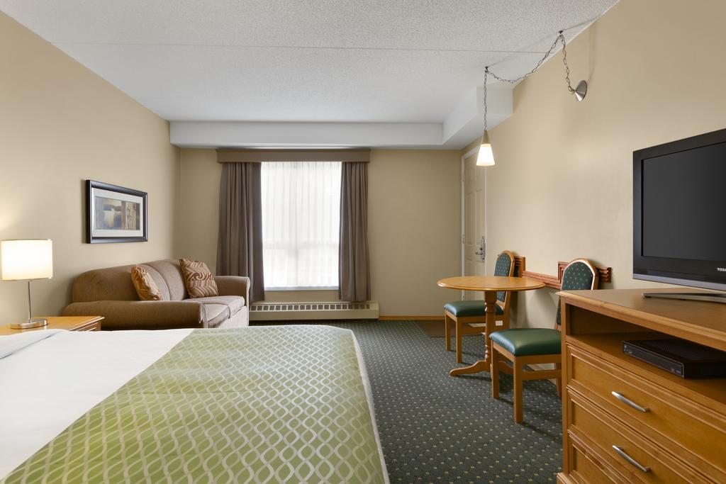 Colonial Square Inn & Suites Σασκάτουν Εξωτερικό φωτογραφία