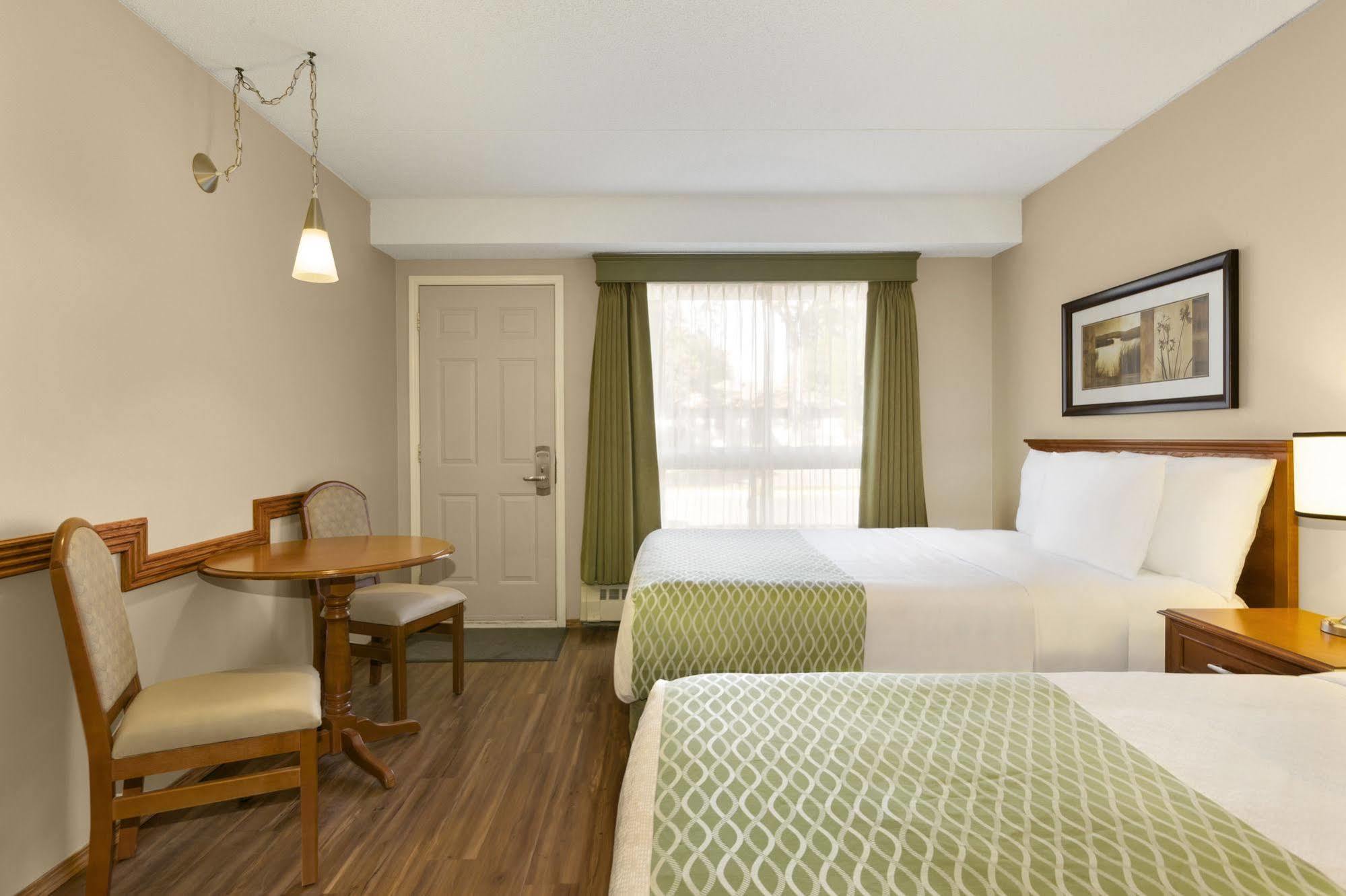 Colonial Square Inn & Suites Σασκάτουν Εξωτερικό φωτογραφία